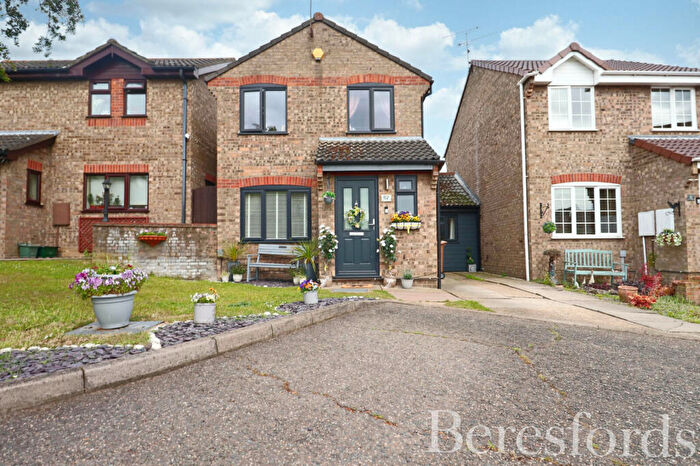 4 Bedroom Link Detached House For Sale In Golding Thoroughfare, Chelmer Village, CM2
