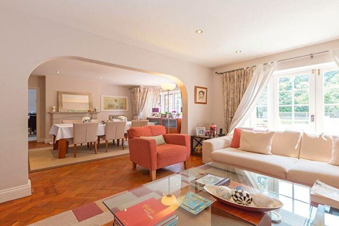 6 Bedroom Flat To Rent In Crespigny Road, Hendon, NW4