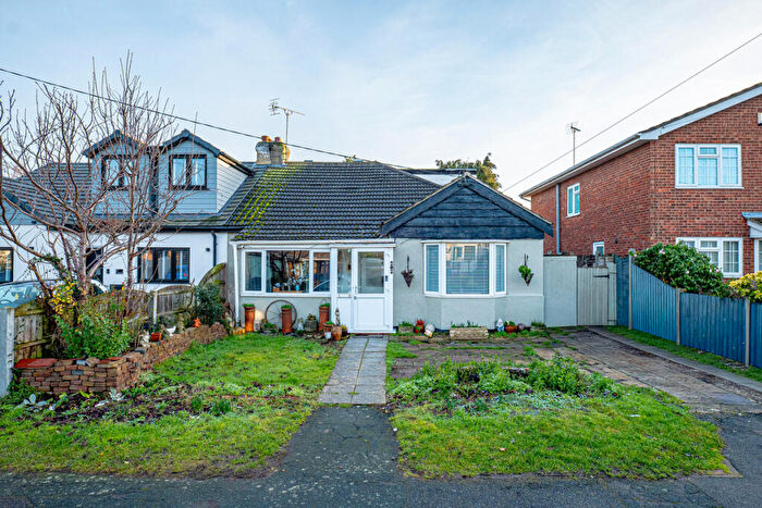 3 Bedroom Semi-Detached Bungalow For Sale In Central Avenue, Rochford, SS4