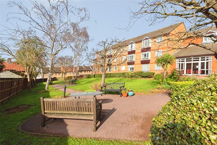1 Bedroom Flat For Sale In Oak Lodge (Sutton), Sutton, SM1