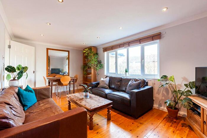 2 Bedroom Flat To Rent In Caledonian Road, Caledonian Road, London, N7