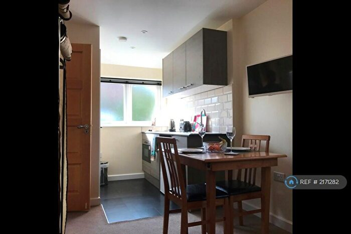 Studio To Rent In Wootton Close, Luton, LU3
