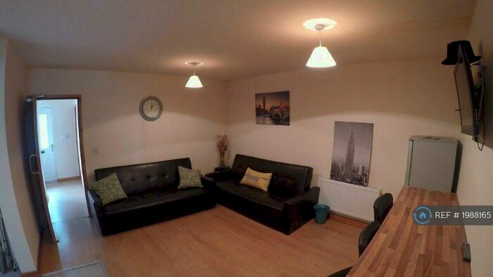 6 Bedroom Semi-Detached House To Rent In Beeston Road, Nottingham, NG7