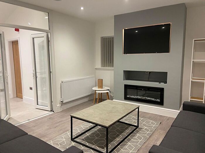 6 Bedroom Terraced House To Rent In Oxney Road, Manchester, M14