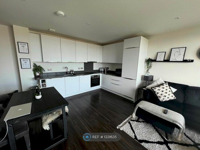 2 Bedroom Flat To Rent In High Street, Feltham, TW13