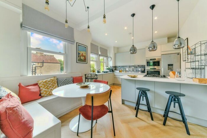 3 Bedroom Flat To Rent In Glengarry Road London, SE22