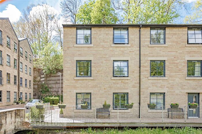3 Bedroom End Of Terrace House For Sale In Kinderlee Way, Chisworth, Glossop, Derbyshire, SK13