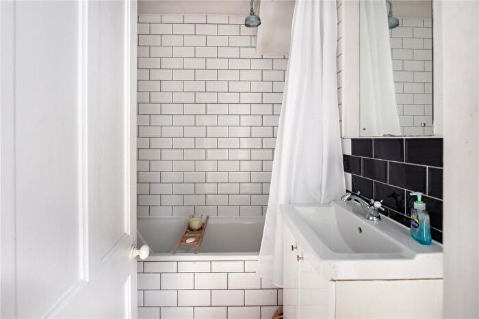2 Bedroom Flat For Sale In Roding Road, Homerton, London, E5