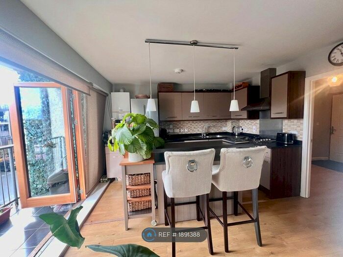 2 Bedroom Flat To Rent In Conway Close, Beckenham, BR3