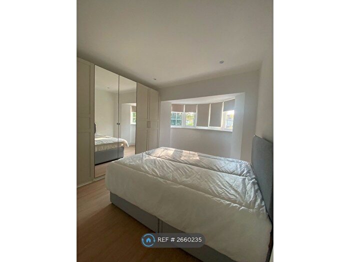 2 Bedroom Flat To Rent In Park Avenue, Enfield, EN1