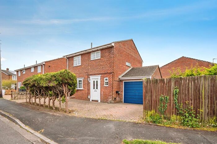 3 Bedroom Detached House For Sale In Dresden Drive, Waterlooville, PO8