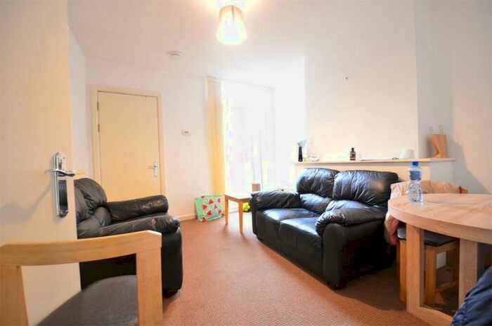 4 Bedroom Terraced House To Rent In Warwards Lane, Selly Oak. Mins Walk To University Of Birmingham, B29