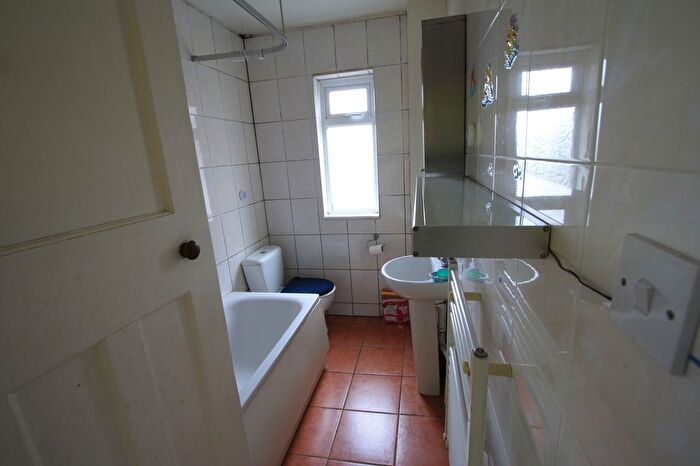 3 Bedroom Flat To Rent In Central Road, Morden, SM4