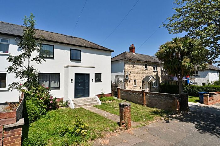 4 Bedroom Flat To Rent In The Fairway, Acton, London, W3