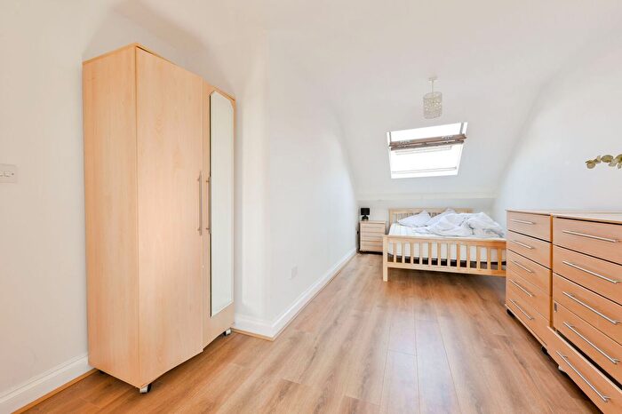 4 Bedroom Flat To Rent In Birkbeck Avenue, Acton, Greater London, Acton, W3