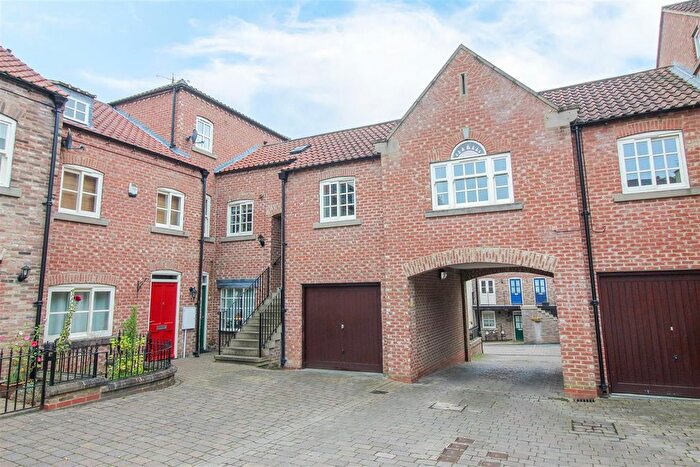 2 Bedroom Flat To Rent In Allhallowgate, Ripon, HG4