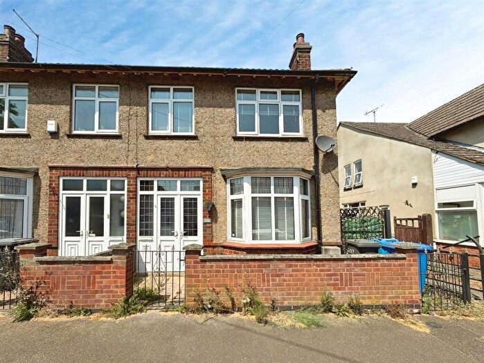 2 Bedroom Semi-Detached House To Rent In Blandford Avenue, Kettering, NN16
