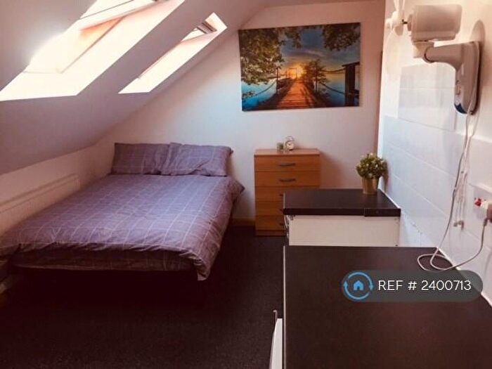 Studio To Rent In Green Lanes, London, N13