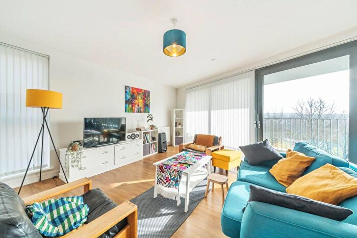 2 Bedroom Flat To Rent In Kingfisher Heights, Royal Docks, London, E16
