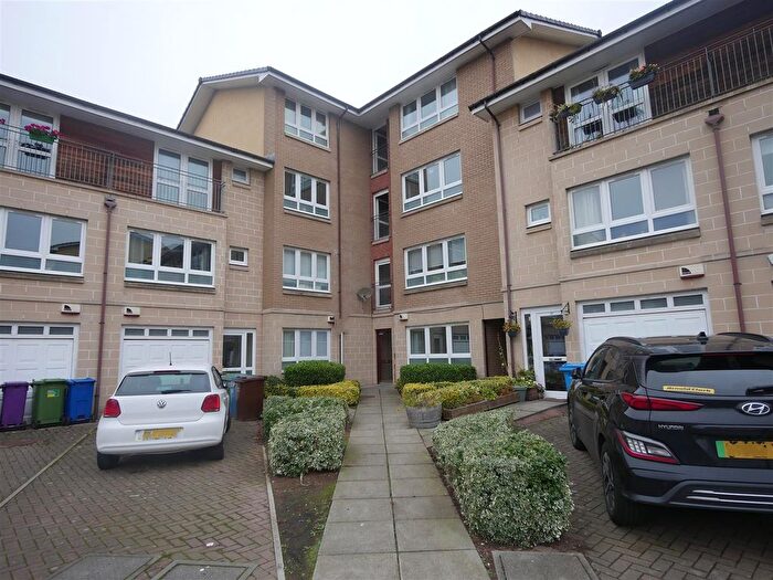 3 Bedroom Flat To Rent In Whitehill Court, Glasgow, G31
