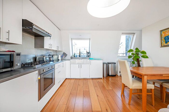 2 Bedroom Maisonette To Rent In Chesterton Road, North Kensington, London, W10