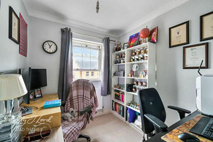 2 Bedroom Flat For Sale In Edward Square, Rotherhithe Street, London, SE16