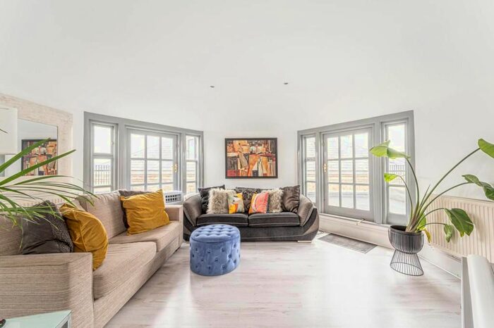 2 Bedroom Flat To Rent In Princess Park Manor, Royal Drive, Friern Barnet, N11