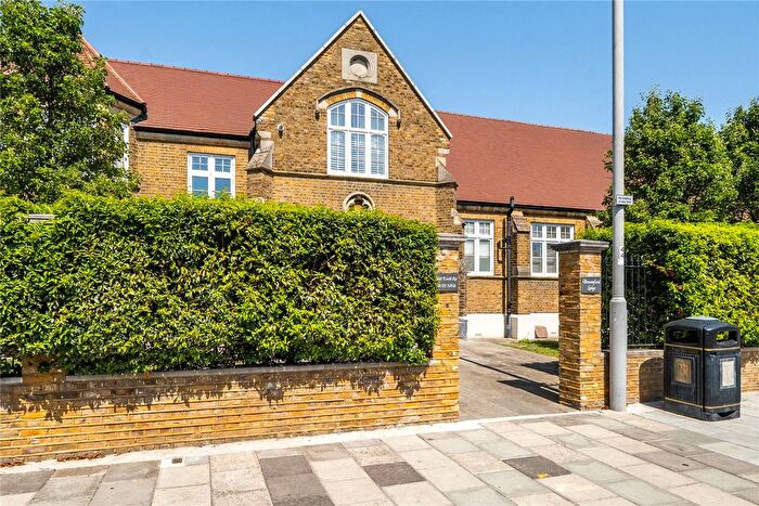 3 Bedroom Flat For Sale In Surbiton, KT6