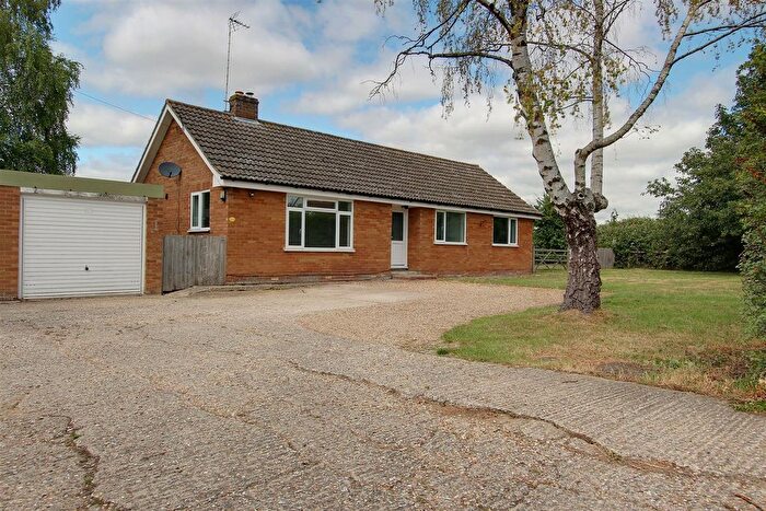 3 Bedroom Detached Bungalow To Rent In South End Lane, Northall, LU6