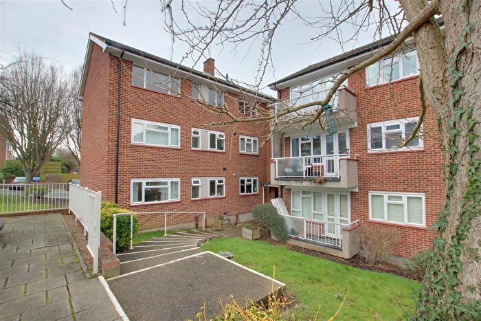 3 Bedroom Flat To Rent In Springbank, London, N21