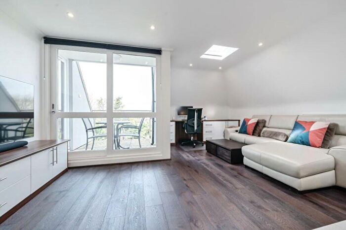 2 Bedroom Apartment To Rent In Kingsgate Avenue, Finchley, N3