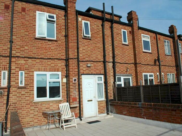3 Bedroom Flat To Rent In Blackfen Road, Sidcup, Kent, DA15