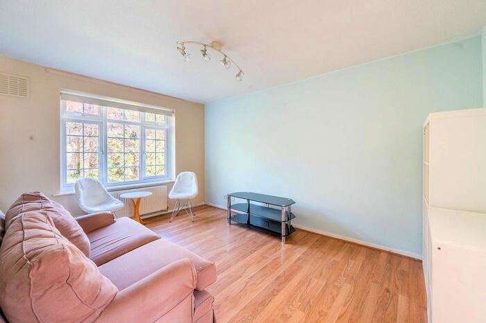 2 Bedroom Flat To Rent In Ashdown Way, Balham, London, SW17