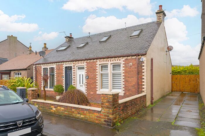 2 Bedroom Semi-Detached House For Sale In Dunfermline Road, Crossgates, KY4