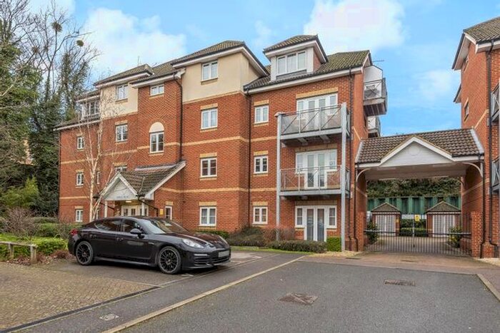 2 Bedroom Flat To Rent In High Wycombe, Buckinghamshire HP13