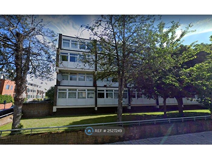 3 Bedroom Flat To Rent In Rayners Road, London, SW15