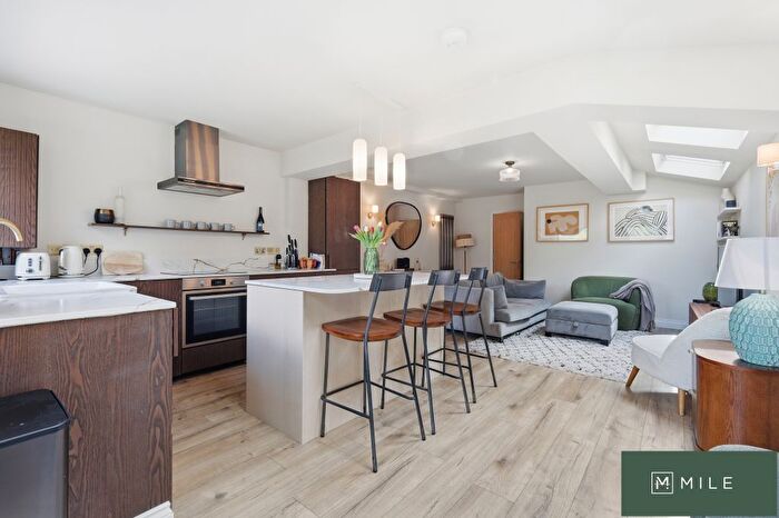 2 Bedroom Flat For Sale In Purves Road, London, NW10