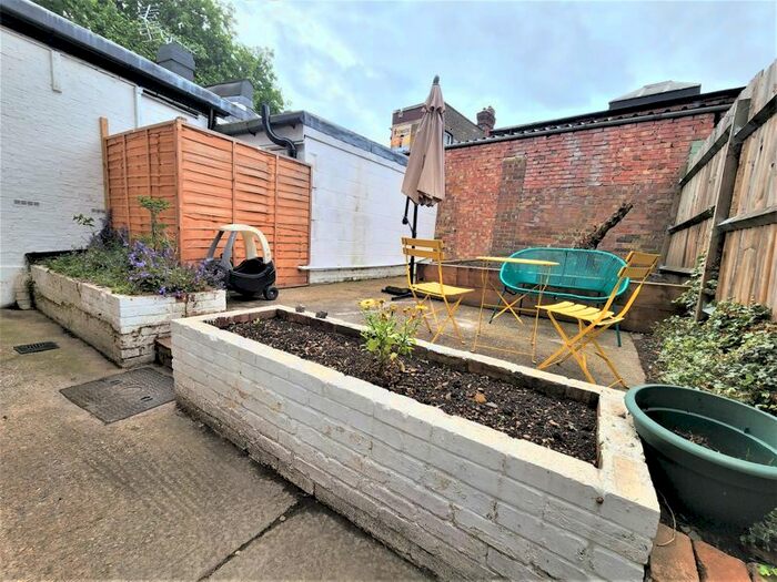 3 Bedroom Flat To Rent In Gisburn Road, London, N8