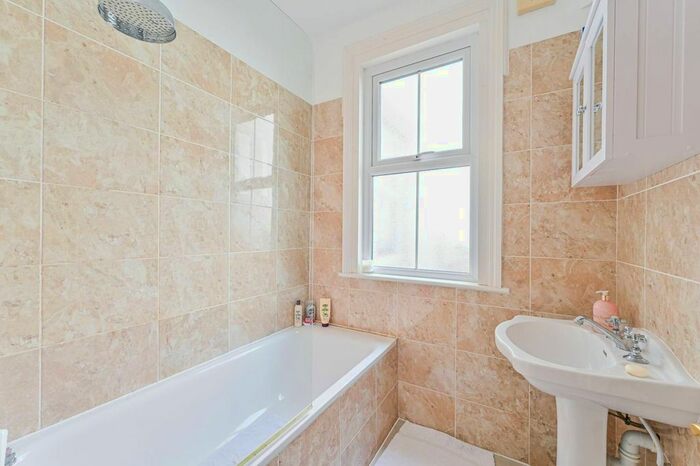 3 Bedroom Flat To Rent In Stanton Road, Raynes Park, London, SW20