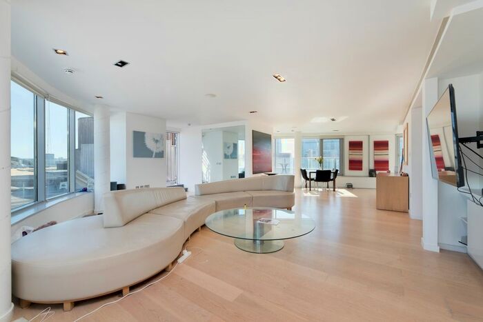 3 Bedroom Flat To Rent In Fairmont Avenue, London, E14