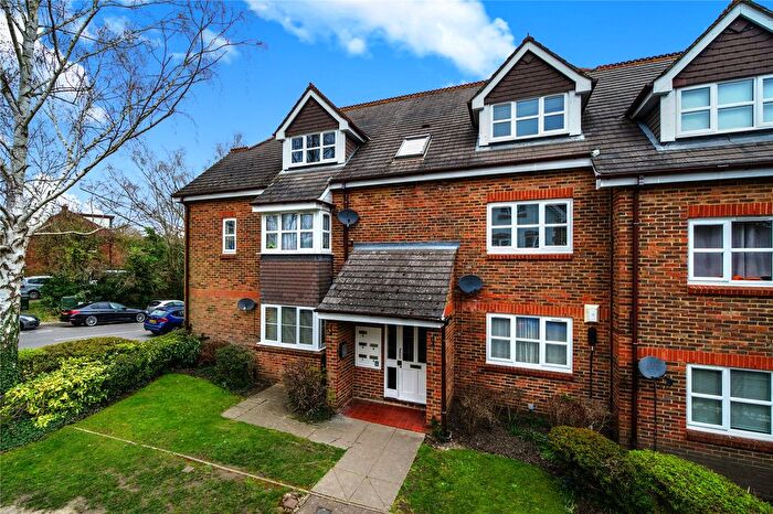 2 Bedroom Flat For Sale In Woking, Surrey, GU21