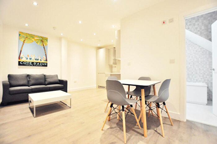 2 Bedroom Flat To Rent In Hackney Road, London, E2