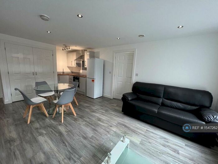 2 Bedroom Flat To Rent In Orange Grove House, Manchester, M14
