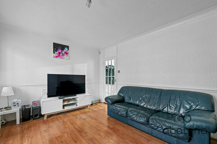 3 Bedroom Terraced House For Sale In Wyllen Close, London, E1