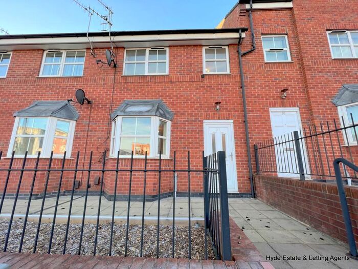 3 Bedroom Terraced House To Rent In Hartshill Road, Stoke-on-Trent, Staffordshire, ST4