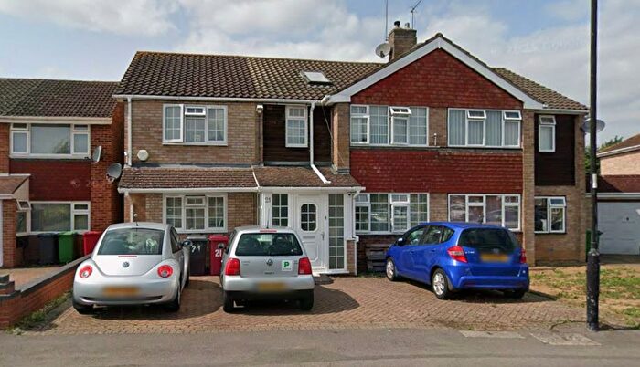 6 Bedroom Semi Detached House To Rent In Ember Road, Slough, SL3