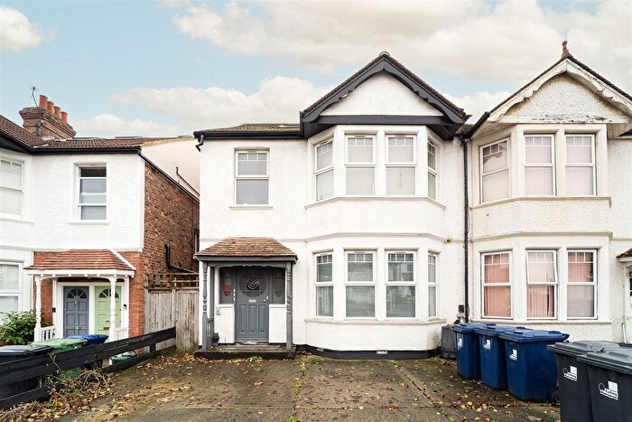 3 Bedroom Flat To Rent In Lynton Road, Acton, W3