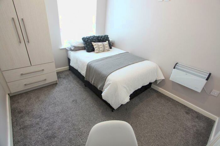 2 Bedroom Flat To Rent In Fell Street, L7