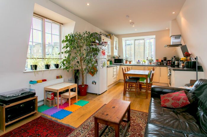 2 Bedroom Flat To Rent In Leigham Avenue, London, SW16