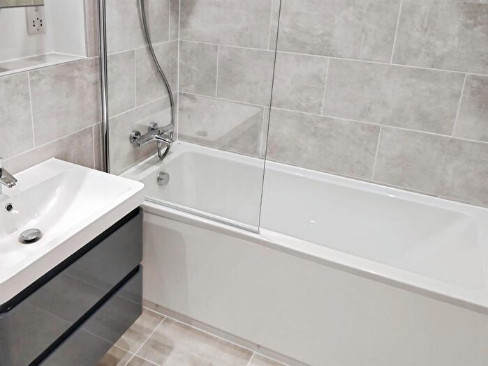 2 Bedroom Flat For Sale In Park Avenue, Bushey, WD23